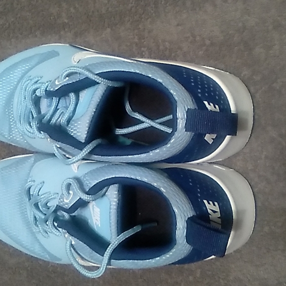 Nike - Picture 3 of 6